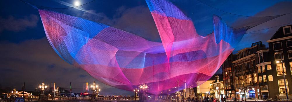 1.26 Amsterdam van Janet Echelman hangt boven de Amstel.