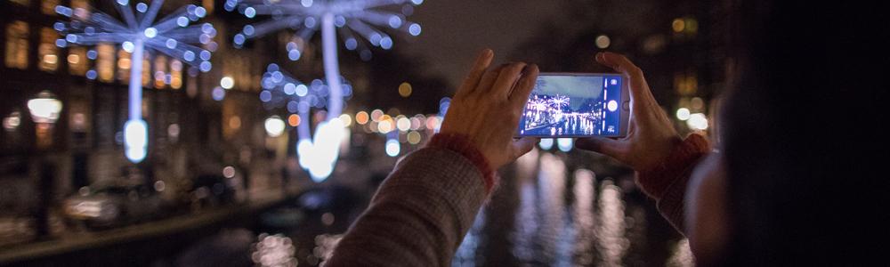 Wandelen tijdens Amsterdam Light Festival Editie #10.